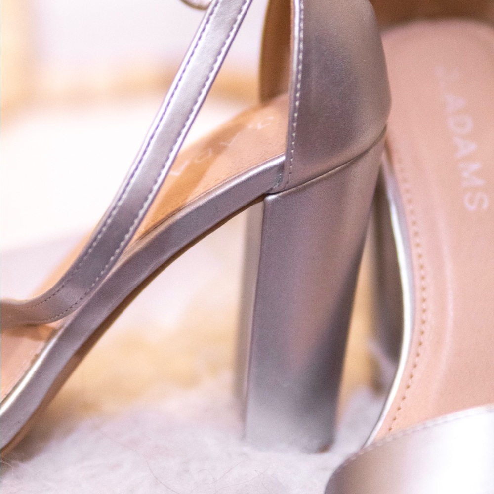 Silver Heels - Picture 3 of 3